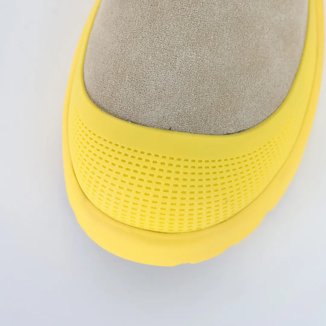 Copy price 💰700 Core recommendation Good price It is a very suitable choice for home furnishings. In recent years, uug has launched a series of styles, which are partial to the preferences of young consumers and have also moved to the forefront of fashion trends. Shoe body material: water-repellent coated suede upper, 17mm UGGPURE™ implantable wool insole, lightweight non-slip and comfortable rubber outsole, with brand LOGO and trademark, with full packaging. Size: 35 36 37 38 39 40 41 42 43 44 45